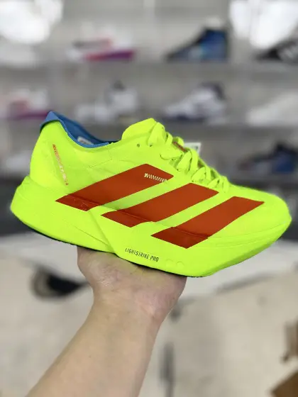 ▪️QD公司级 adidas Adizero Adios Pro 4 百搭舒适减震耐磨 低帮跑步鞋 男女款 柠檬黄 ▪️Adidas Adizero Adios Pro 4跑步鞋是一款专为长距离竞速设计的跑鞋.鞋面采用了全新的Lightstrike Pro科技,结合了轻便和透气性,为跑者提供舒适的贴合感.同时,新的Lightlock技术使得鞋面在延展性和舒适性方面有了革命性的提升.鞋面材料轻薄柔软,紧密贴合脚型,鞋舌部分填充少量物质,减轻了系带时的压力.中底采用了Energy Rods(能量杆)技术和Lightstrike Pro发泡材料.Energy Rods技术将碳纤维材质与其他轻量化材料结合,有效提升了能量回馈的效率.而Lightstrike Pro发泡材料则提供了更强的弹性和响应性,尤其适合高速跑步和长时间的耐力赛.相较于前代,Pro4的中底更为柔软和灵活,带来了更好的脚感和推进力.外底采用了Continental橡胶材料,提供了极佳的抓地力,适合各种路况,尤其在湿滑的环境中表现出色.同时,鞋底的起翘点后移到整个鞋底的60%位置,使得鞋子的滚动弧度更加激进,推进感更强.大底上的纹理结构是基于运动员足底压力分布数据分析得来的,进一步提高了鞋子的性能.总而言之,Adidas Adizero Adios Pro 4跑步鞋在舒适性、速度和耐用性方面表现出色,是专业选手和有一定跑步经验的业余高手的理想选择. ▪️ (36 362⁄3 371⁄3 38 382⁄3 391⁄3 40 402⁄3 411⁄3 42 422⁄3 431⁄3 44 442⁄3 451⁄3) ▪️货号:JQ1571